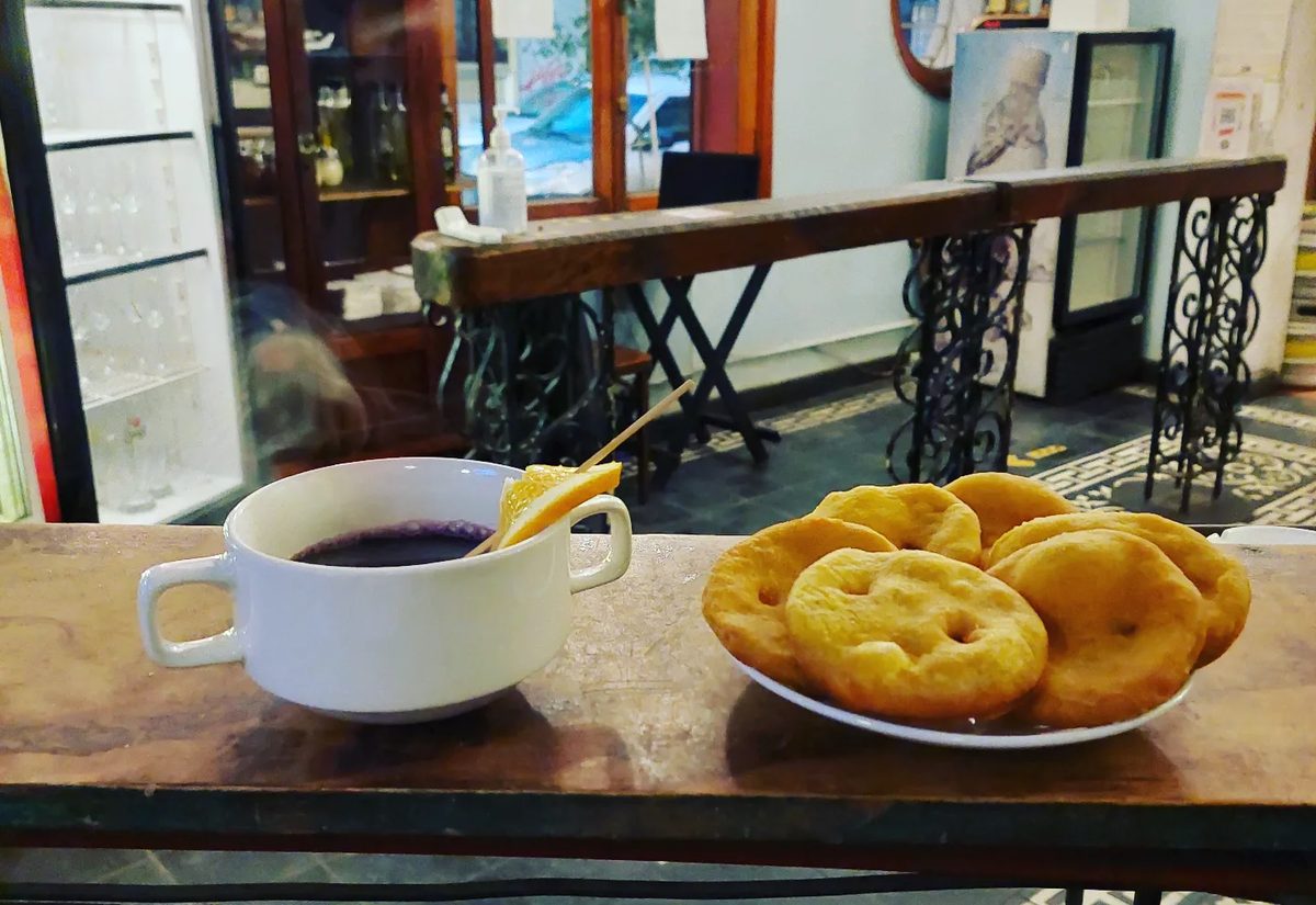 Sopaipillas con mosto, plato típico chileno