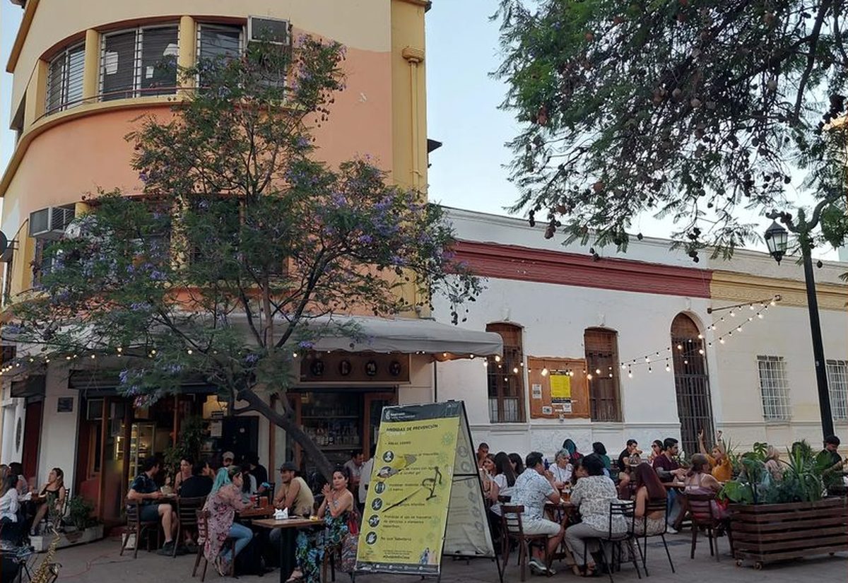 Terraza del Café Republicano al atardecer, llena de gente
