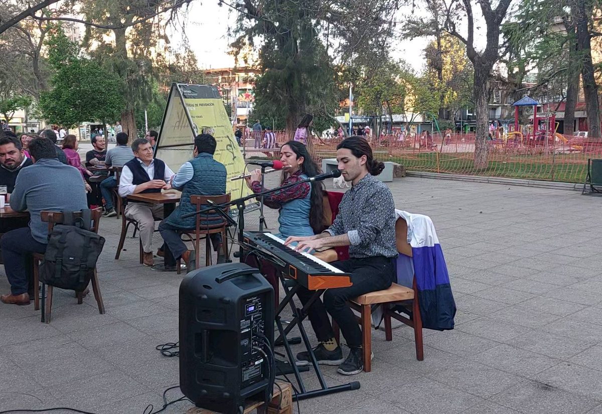 Banda tocando al atardecer en la Plaza Manuel Rodríguez