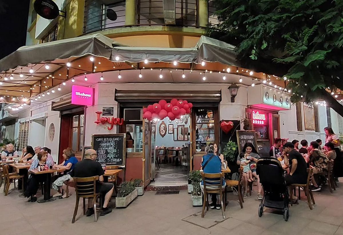 Café Republicano de noche con luces y decoración